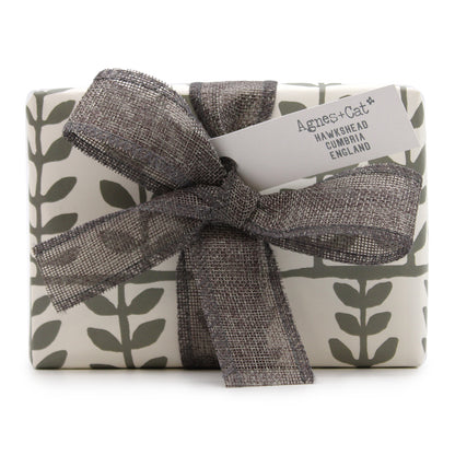 Un emballage cadeau exclusif pour ce coffret cadeaux Bougie &amp; Bombes de bain Agnès&amp;Cat