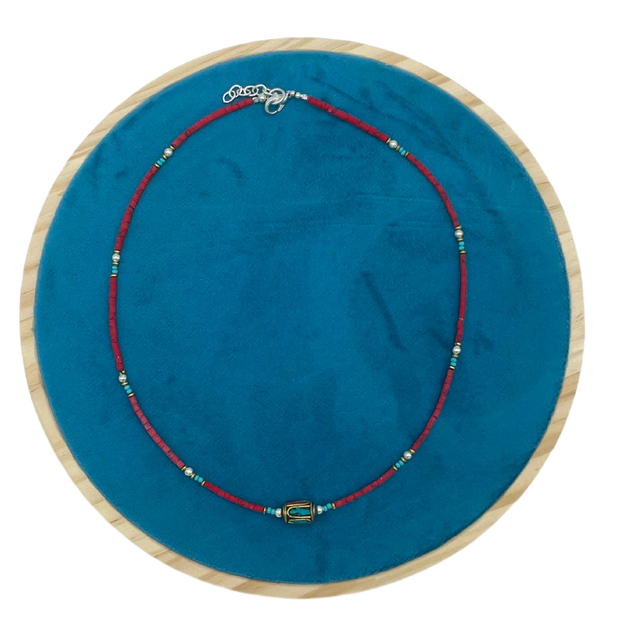 Collier de pierres précieuses - Corail : détails et délicatesse de ce collier