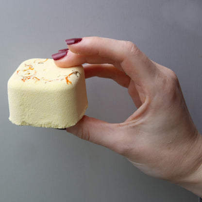 Galet de douche Aromathérapie |-Réflexion - 80 grammes - tenue entre les doigts de la main