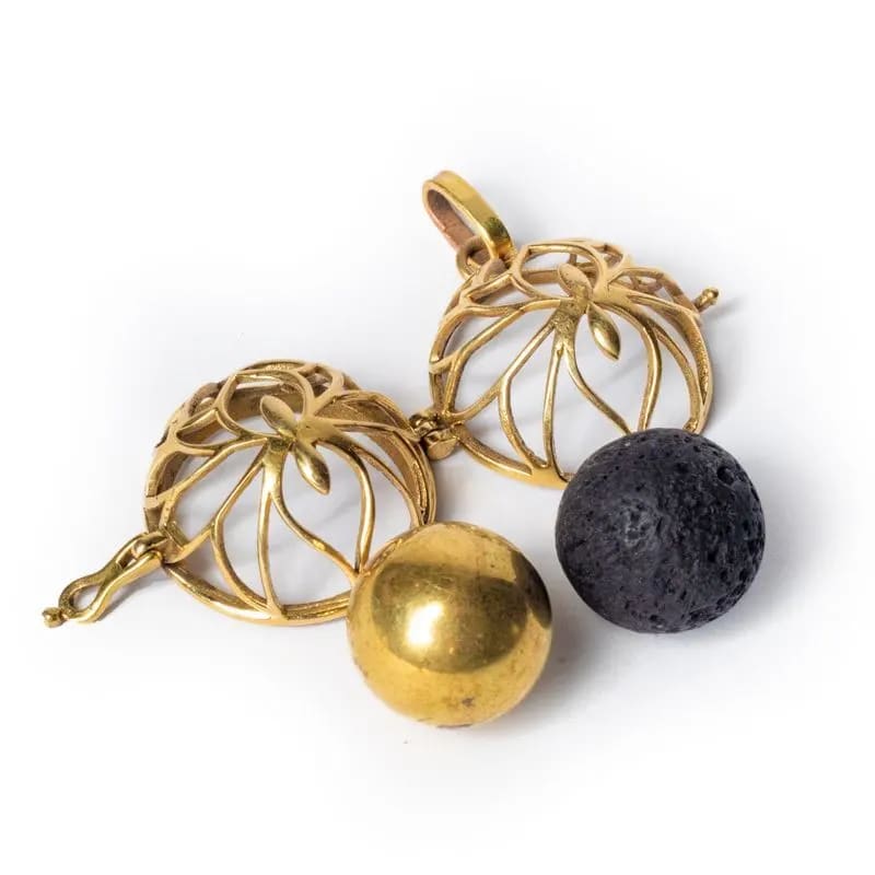 Bola de grossesse Lotus Doré avec sa pierre de lave pour un effet aromathérapique
