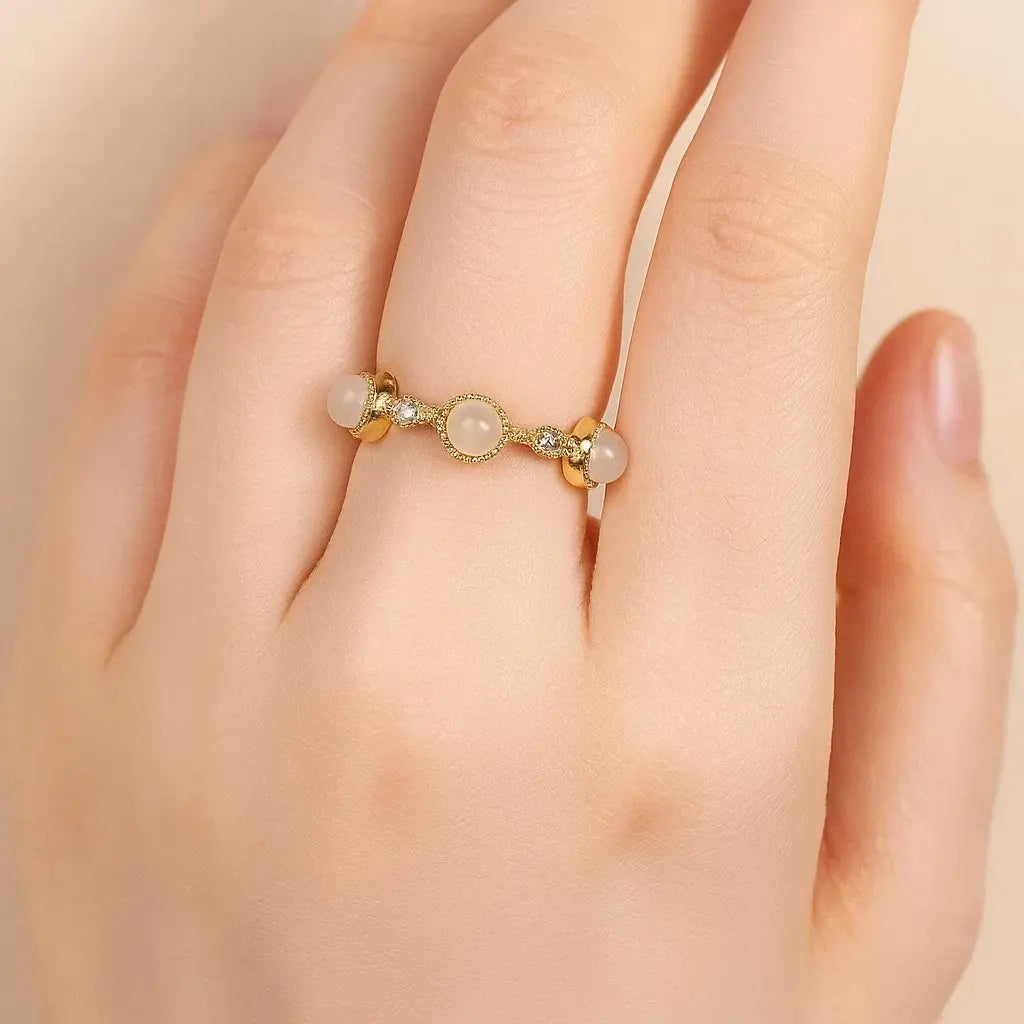 Bague Quartz Rose ajustable sur main de femme