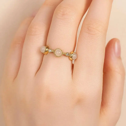 Bague Quartz Rose ajustable sur main de femme
