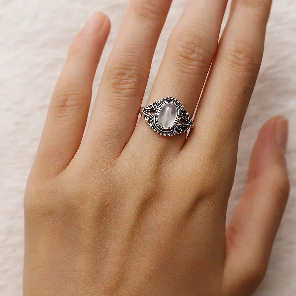 Bague avec cristal de roche sur main de femme