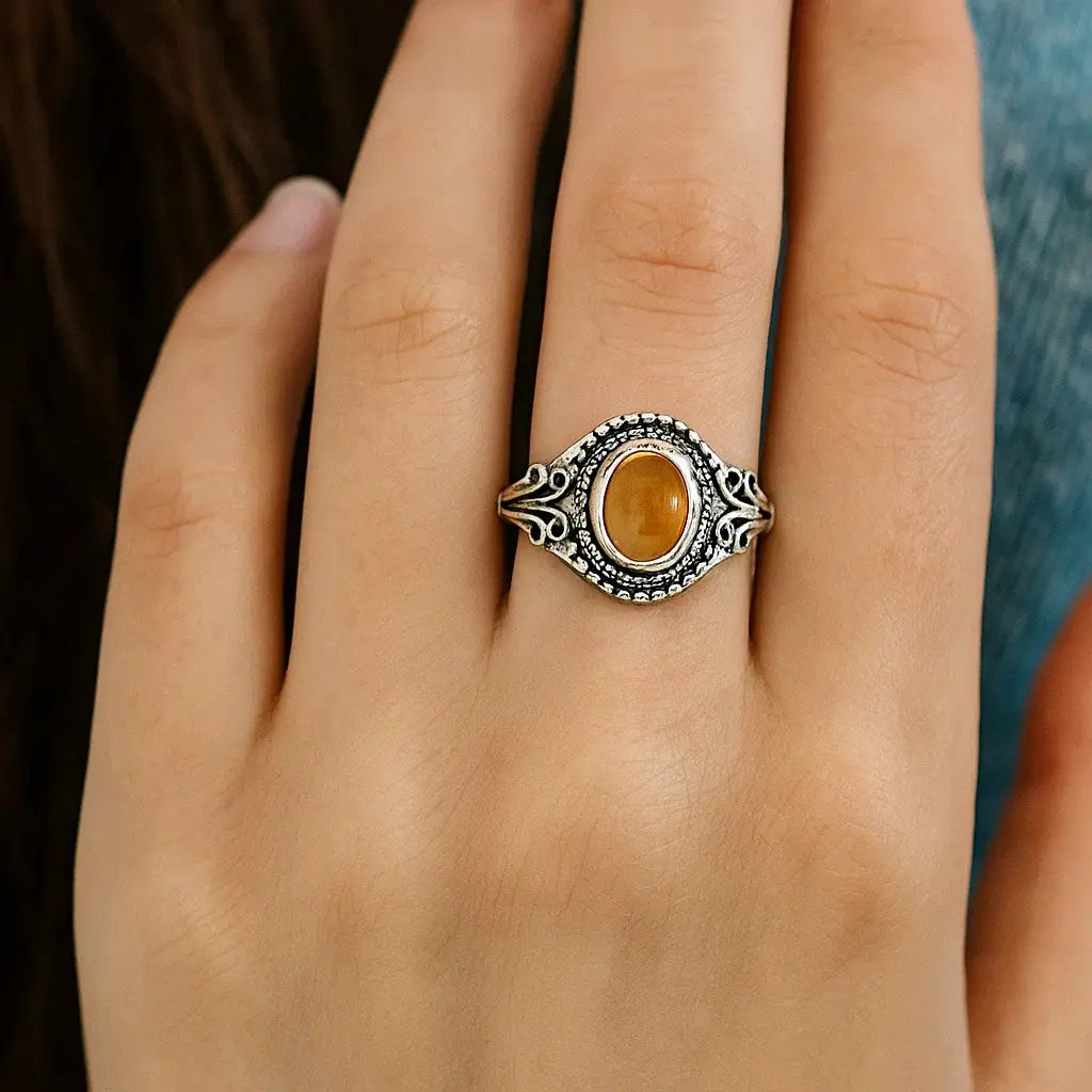 Bague avec Œil de tigre portée par une femme