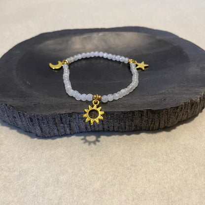 Bracelet Pierre de Lune avec trio de charms : soleil, lune et étoile