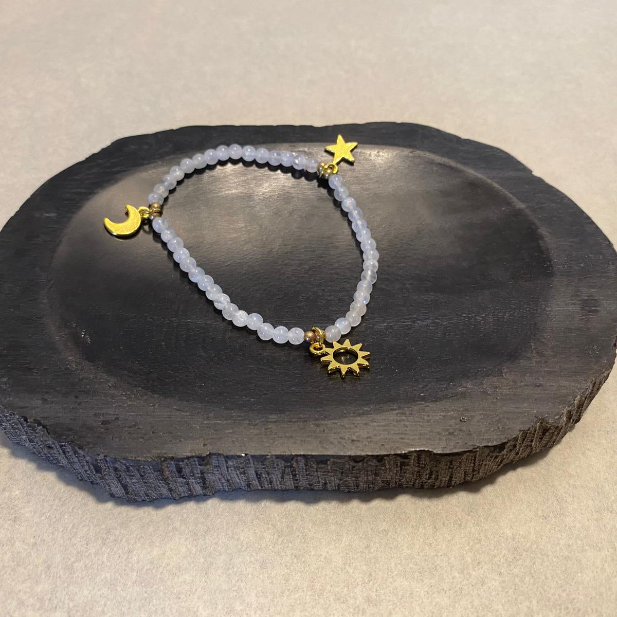 Détails du bracelet Pierre de Lune avec ses 3 charms : s&
