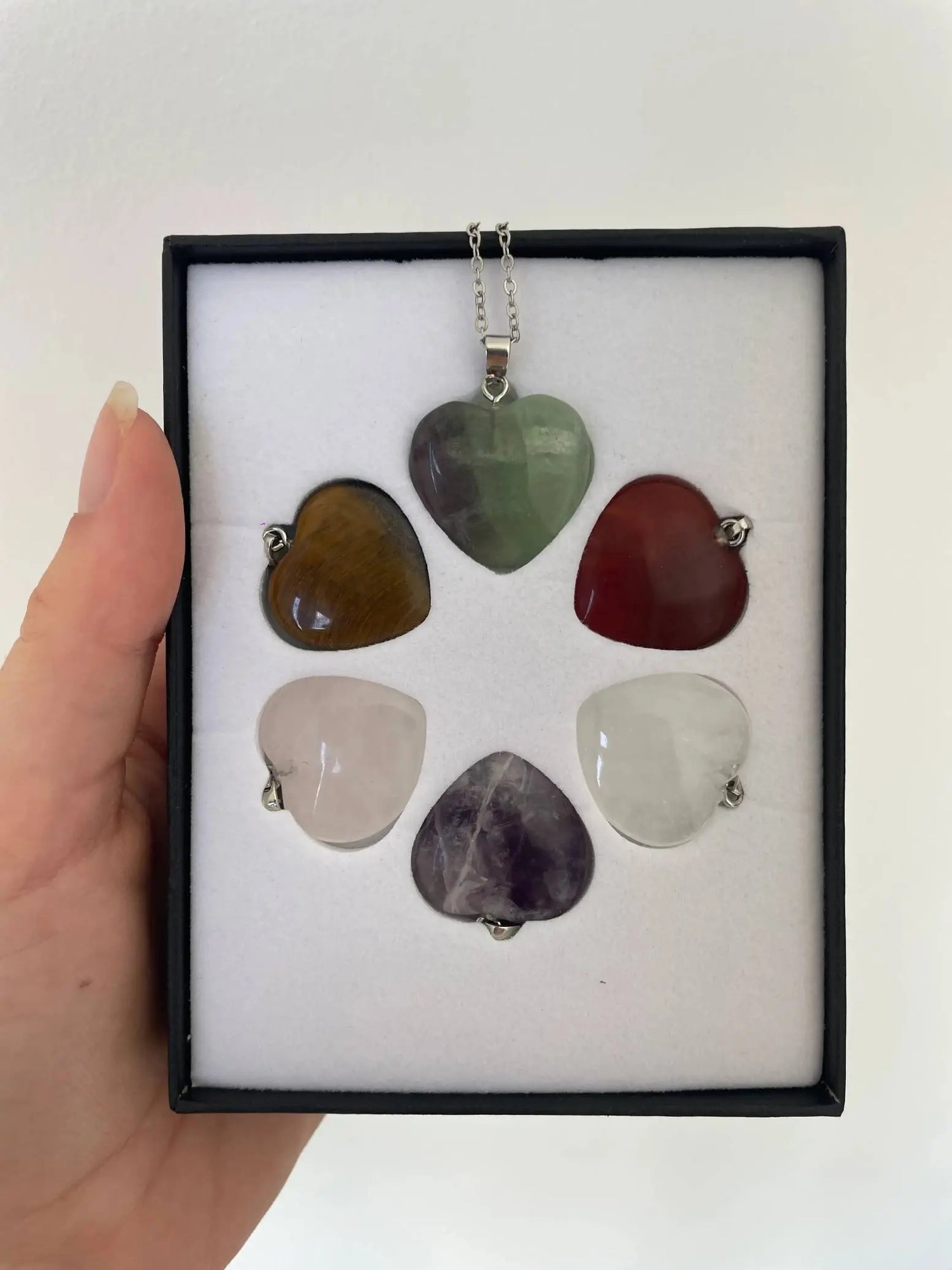 Détail du coffret 6 pendentifs coeur en pierres véritables