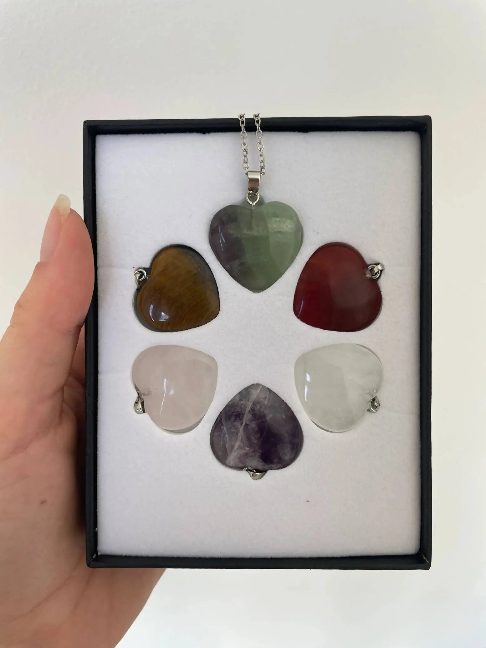 Détail du coffret 6 pendentifs coeur en pierres véritables