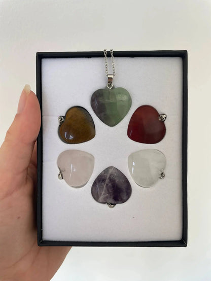 Détail du coffret 6 pendentifs coeur en pierres véritables