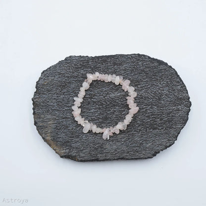 Bracelet chips de Quartz Rosesur une pierre de marbre gris
