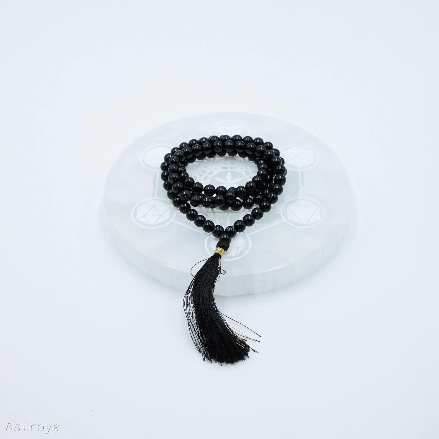 Détails du Mala Tourmaline Noire | 8mm sur la pierre de chargement en sélénite