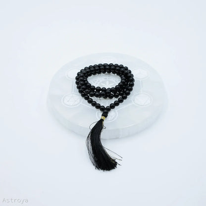 Détails du Mala Tourmaline Noire | 8mm sur la pierre de chargement en sélénite