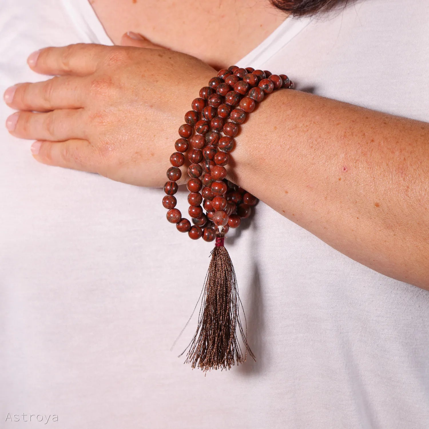 Détail du Mala en Jaspe Rouge de 108 perles porté en bracelet