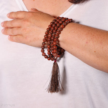 Détail du Mala en Jaspe Rouge de 108 perles porté en bracelet