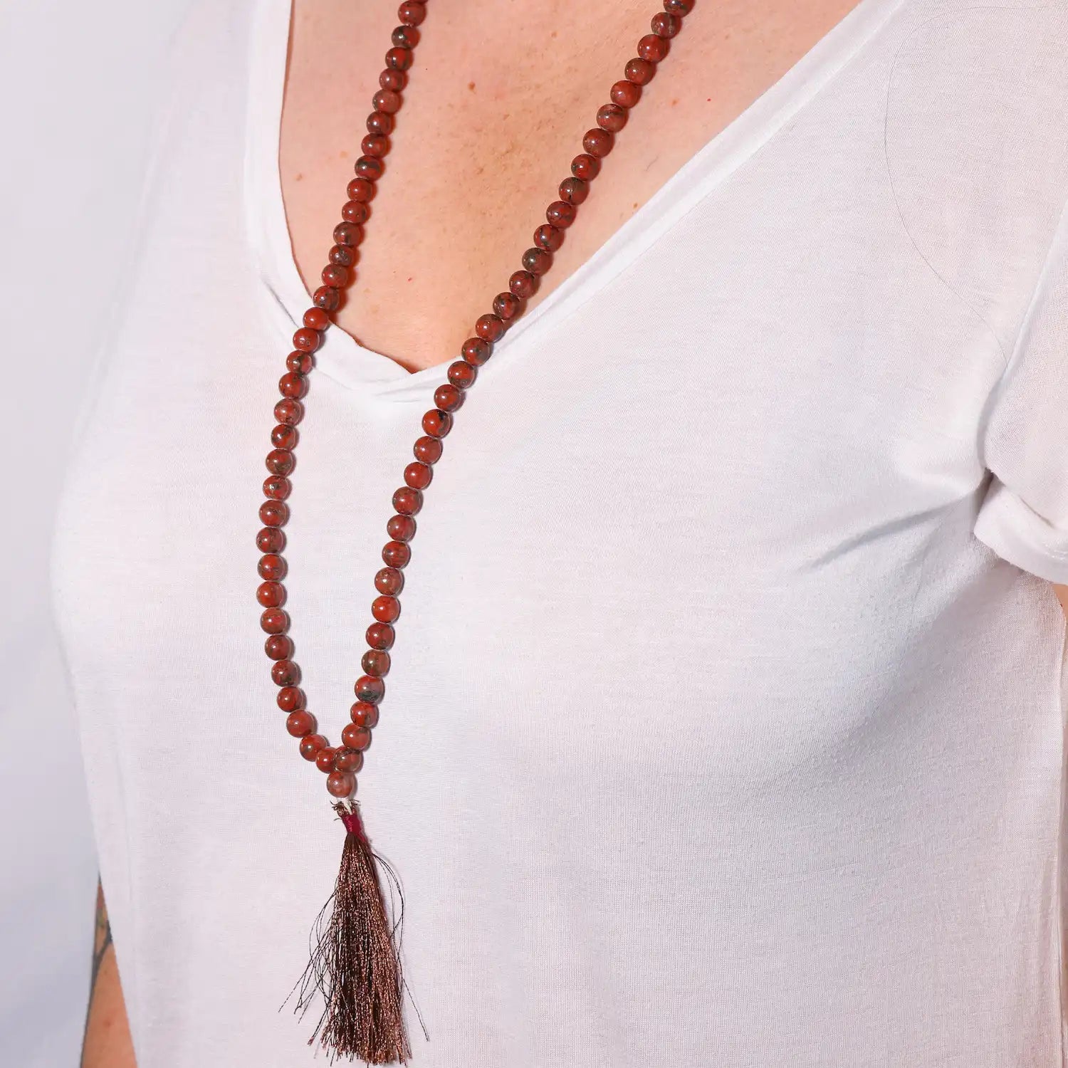 détail du Mala en Jaspe Rouge de 108 perles porté en collier