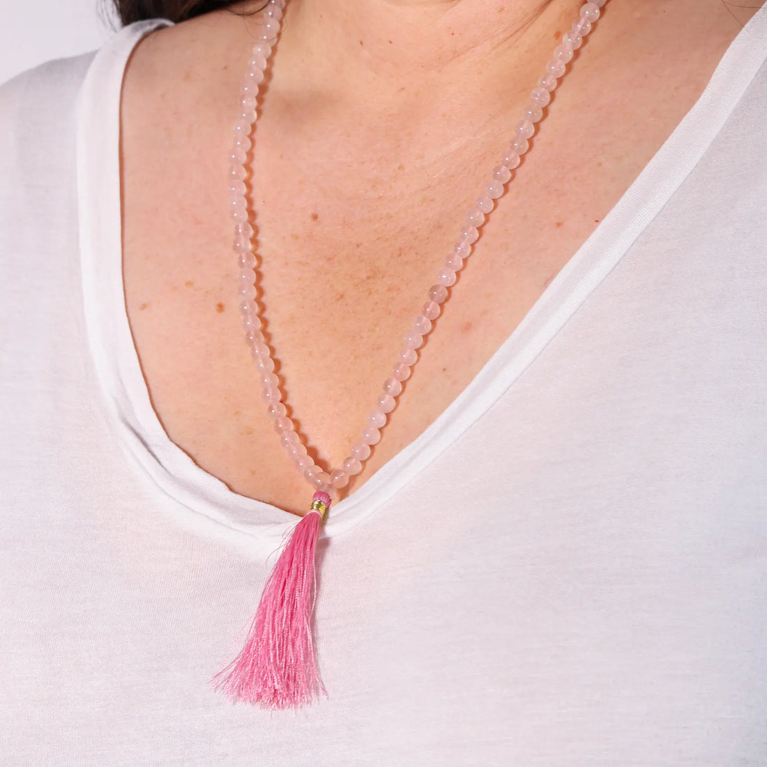 Délicatesse et finesse pour ce Mala en Quartz Rose | 108 perles