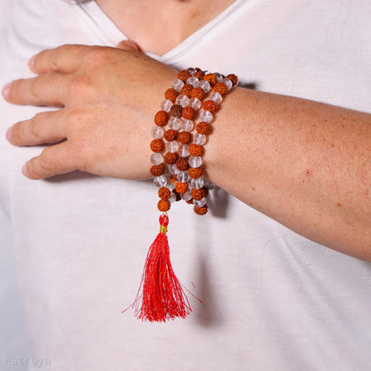 Mala Cristal de Roche - Rudraksha | 108 perles - détail de la finesse du bracelet