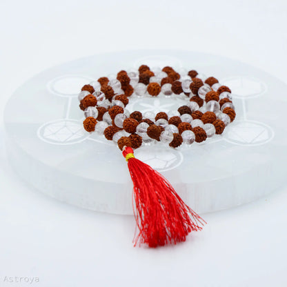 Mala Cristal de Roche - Rudraksha | 108 perles sur une pierre de chargement en sélénite - vue détaillée