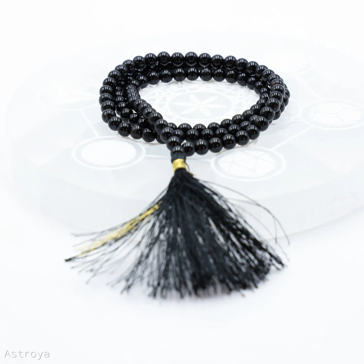 Détails du Mala Tourmaline Noire | 6mm sur une pierre de chargement en sélénite disponible également sur astroya.fr