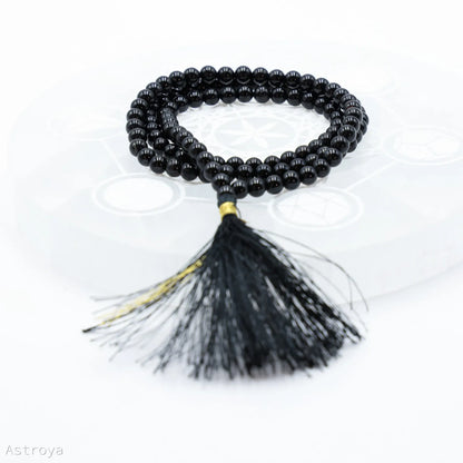 Détails du Mala Tourmaline Noire | 6mm sur une pierre de chargement en sélénite disponible également sur astroya.fr