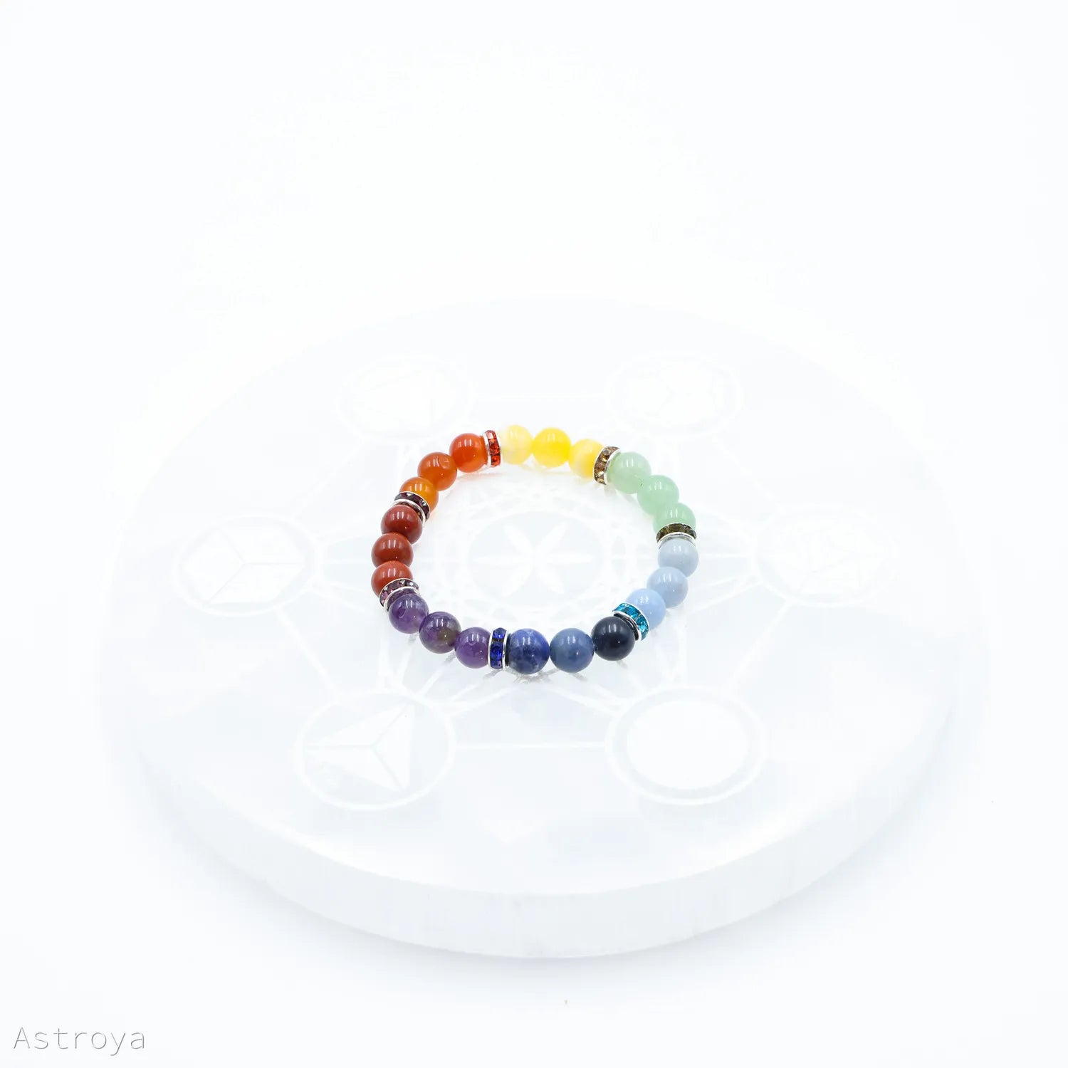 Bracelet 7 chakras | Pierres 9mm- sur pierre de chargement en sélénite - vue de quart