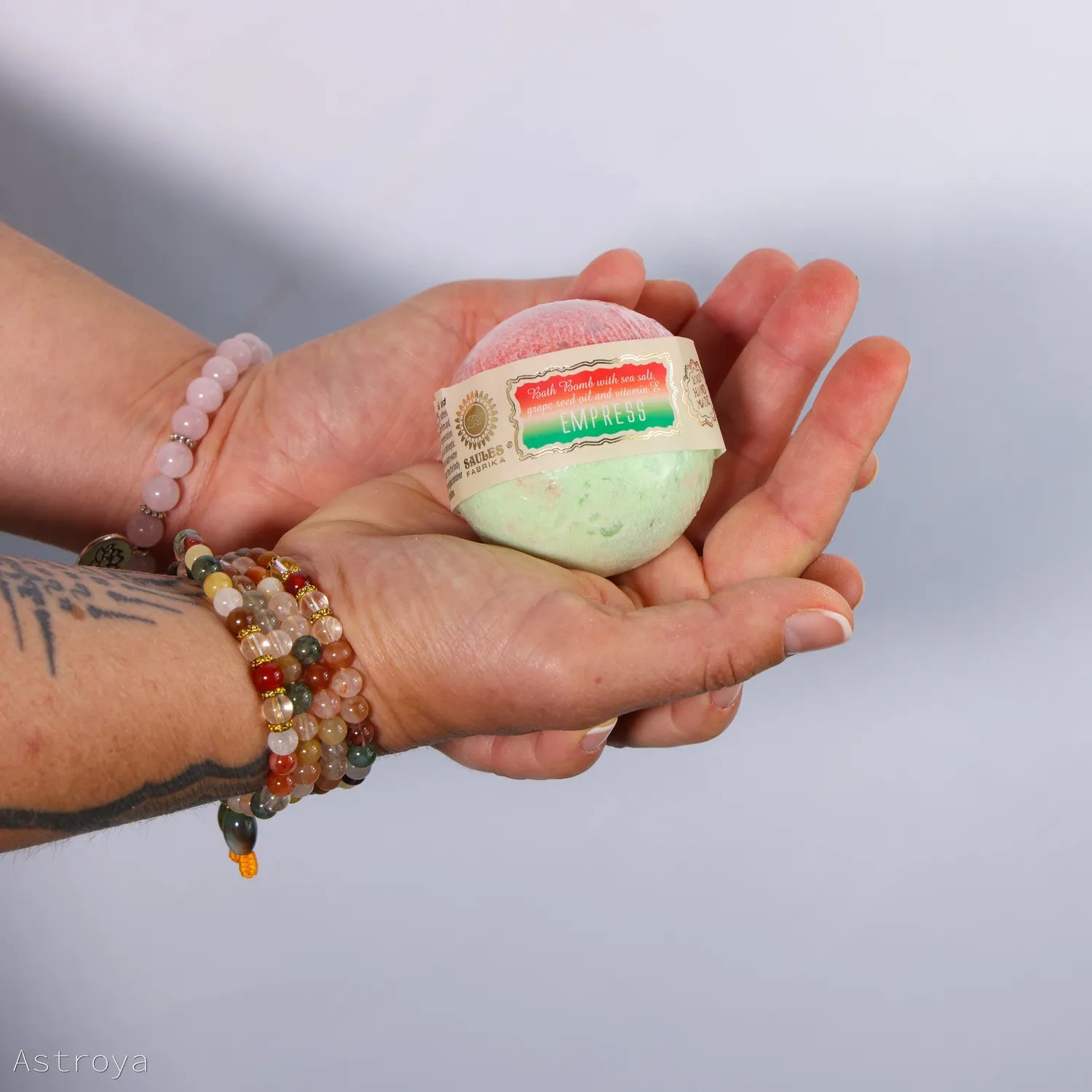Bombe de bain Bella Dona – Effervescente &amp; Hydratant - tenue main