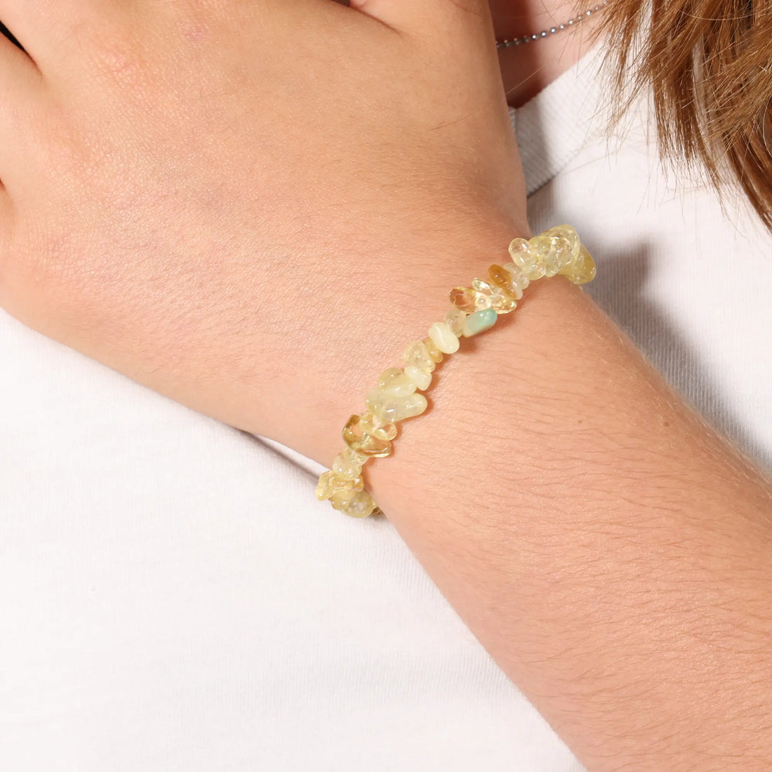Bracelet chips de Citrine porté au poignet