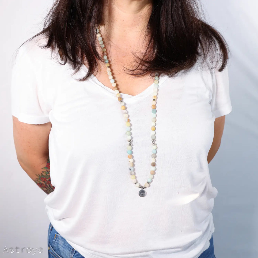 Mala en Amazonite avec charm Lotus porté en collier