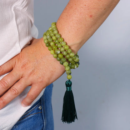 Détails du bracelet Mala Jade Xinyi avec Pompon porté au poignet
