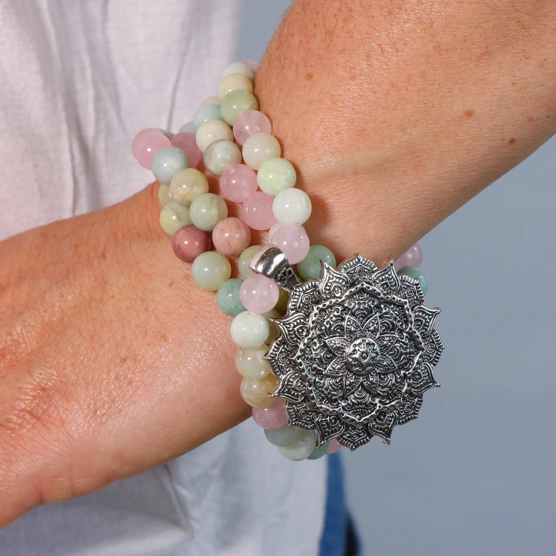 Mala Lotus - Rose Quartz, Amazonite, Rhodonite porté en bracelet