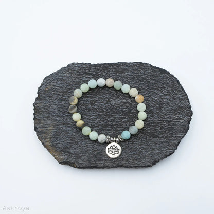 Bracelet en Amazonite 21 perles | charm Lotus sur une pierre de marbre grise