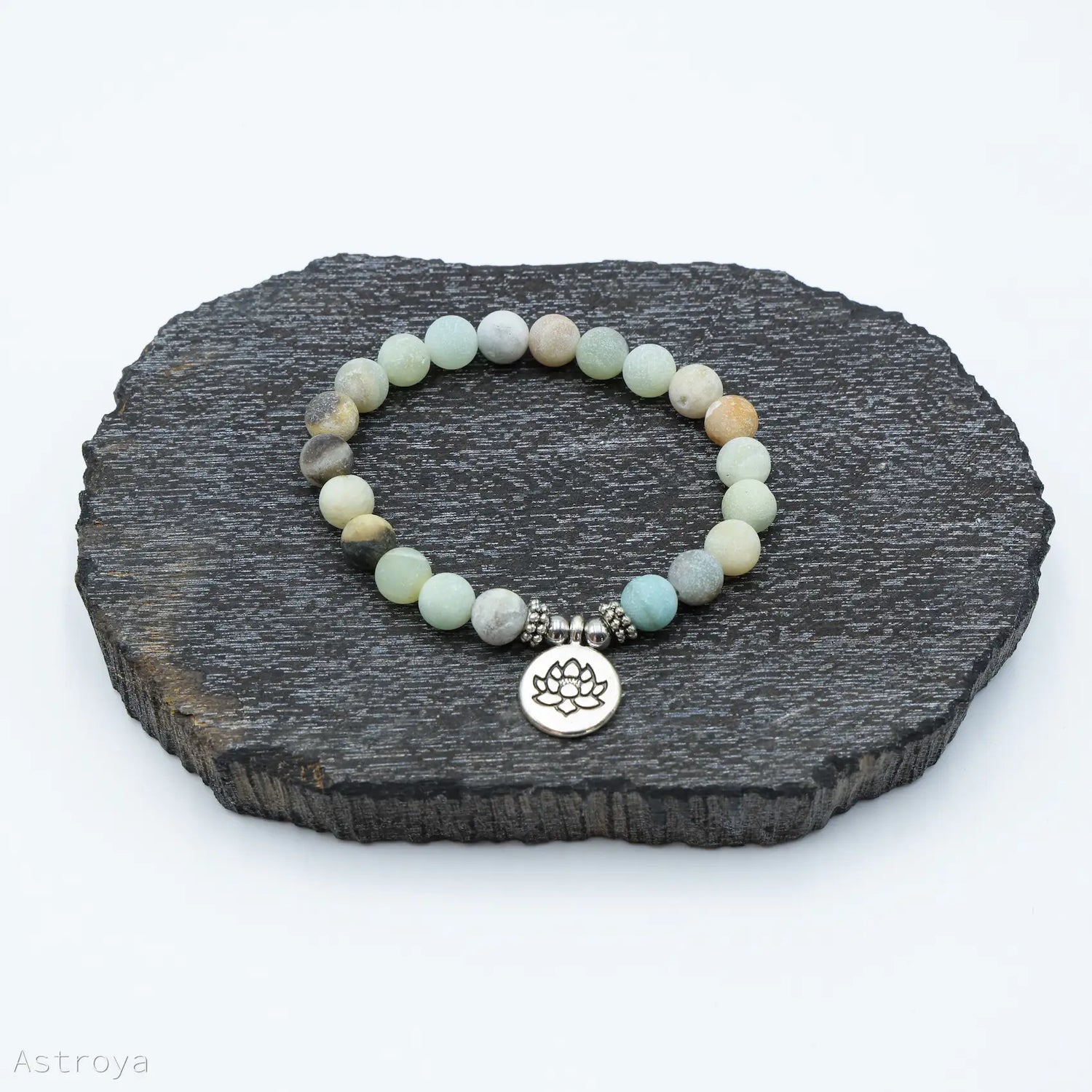 Finesse des détails de ce Bracelet en Amazonite 21 perles | charm Lotus