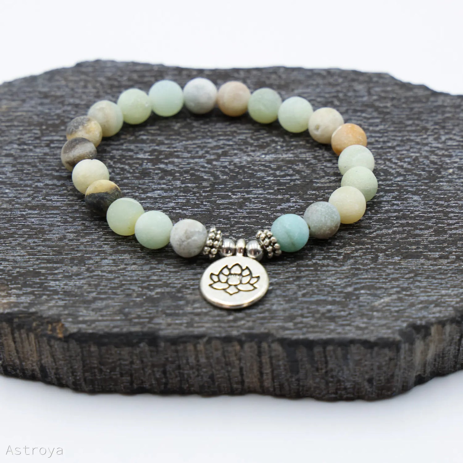 Bracelet en Amazonite 21 perles : détails du charm Lotus 
