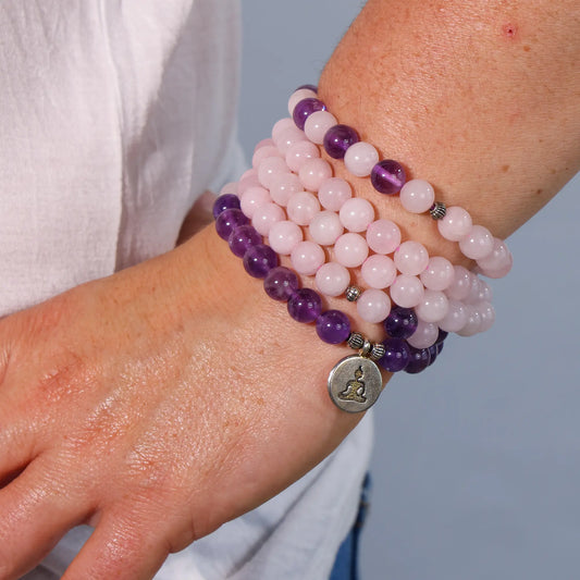 Mala Bouddha en quartz rose et améthyste | 108 perles - détail porté poignet