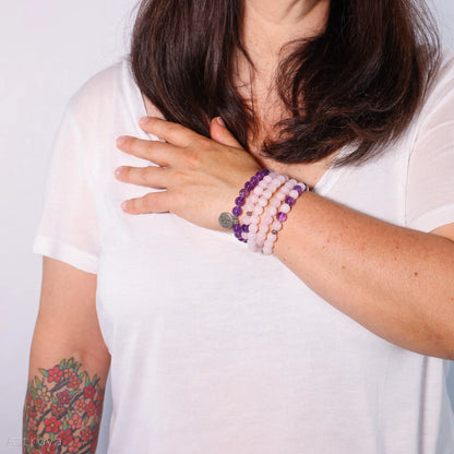 Mala Bouddha en quartz rose et améthyste | 108 perles - autre vue porté poignet