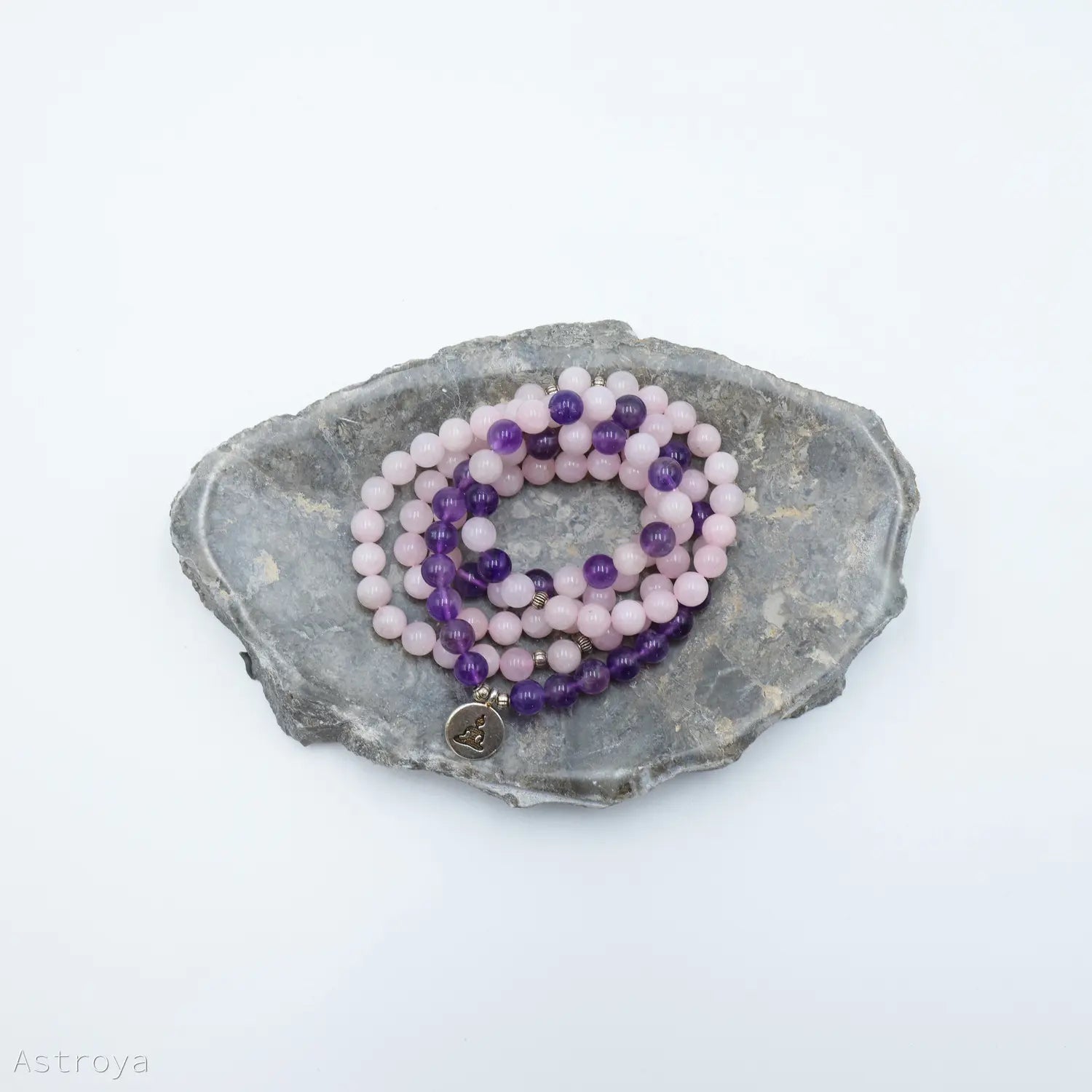 Mala Bouddha en quartz rose et améthyste | 108 perles - sur un marbre gris
