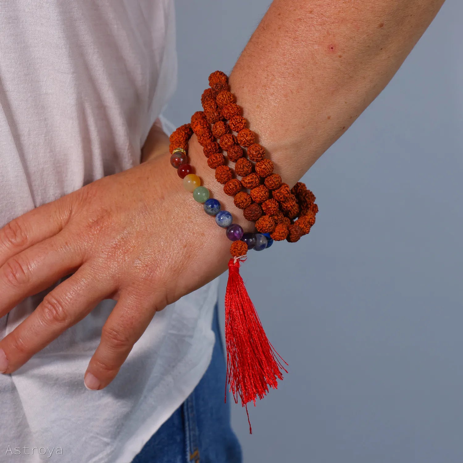 Mala Rudraksha 7 chakras porté au poignet