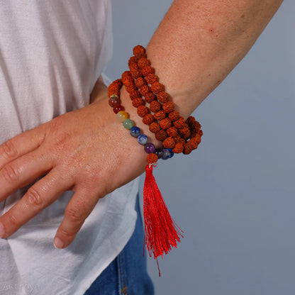 Mala Rudraksha 7 chakras porté au poignet