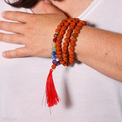 Vue détaillée du Mala Rudraksha 7 chakras porté au poignet