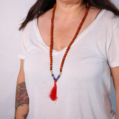 Ce Mala Rudraksha 7 chakras se conjugue avec toutes les tenues