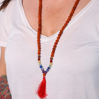 Mala Rudraksha 7 chakras porté en collier