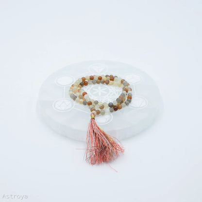 Mala pierre de lune 108 perles avec pompon posé sur support énergétique