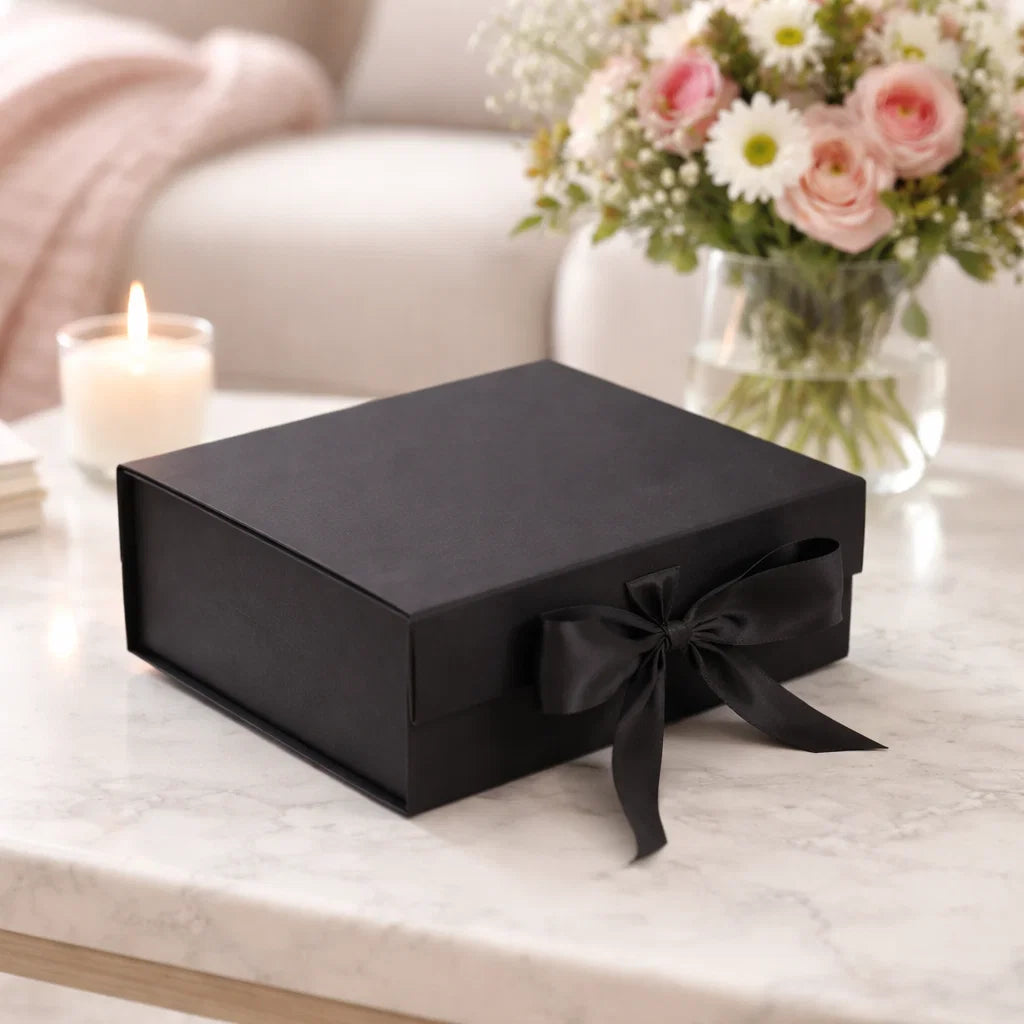 Coffret cadeau Fête des Mères noir élégant fermé par un ruban satin