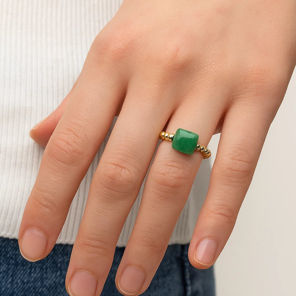 Bague Aventurine verte élastique sur main de femme