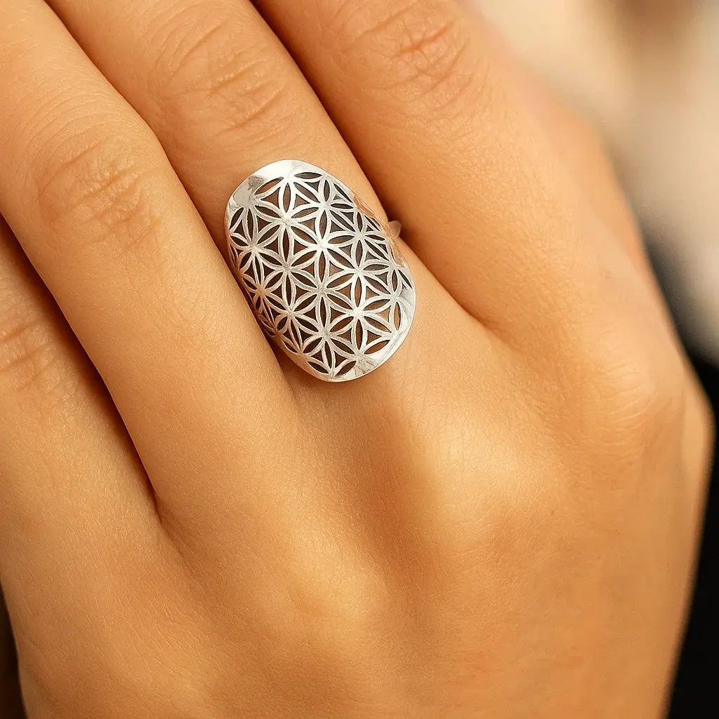 Bague fleur de vie en laiton couleur argent sur main de femme