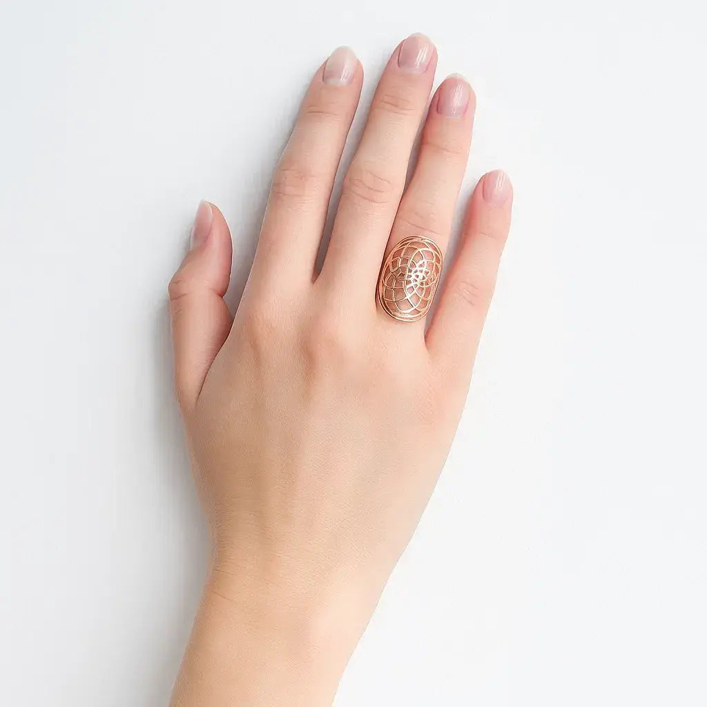 Bague graine de la vie laiton couleur cuivre sur une main de femme