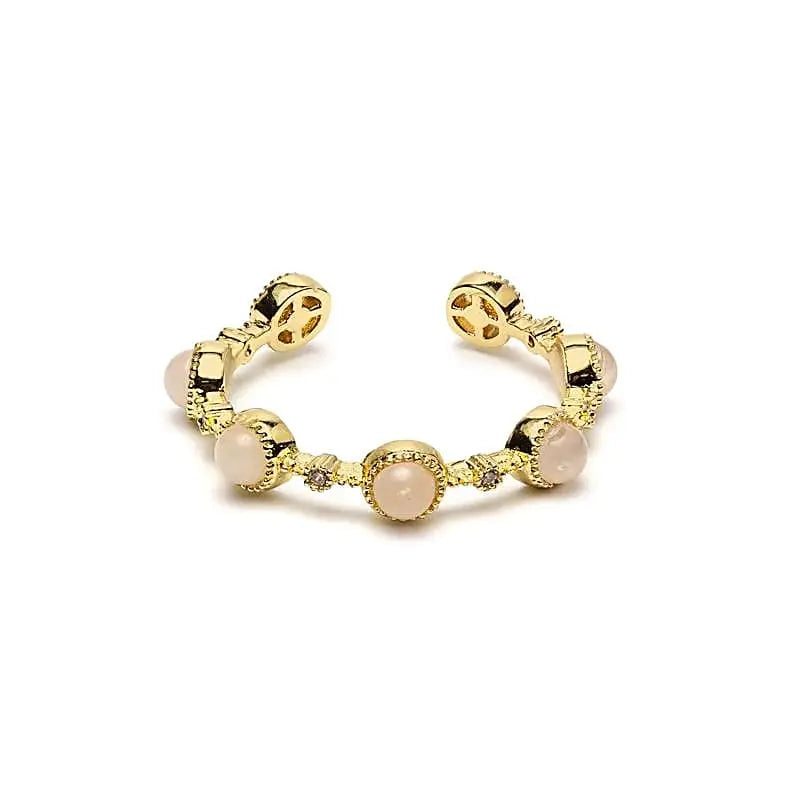 Détail de la bague ouverte quartz rose sur doigt féminin bijou élégant et minimaliste