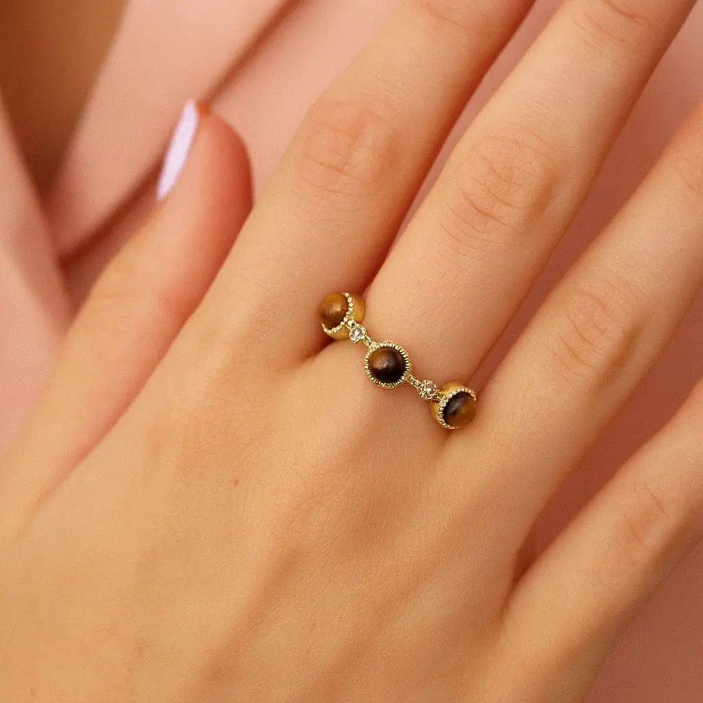 Bague Œil de Tigre ajustable sur une main de femme