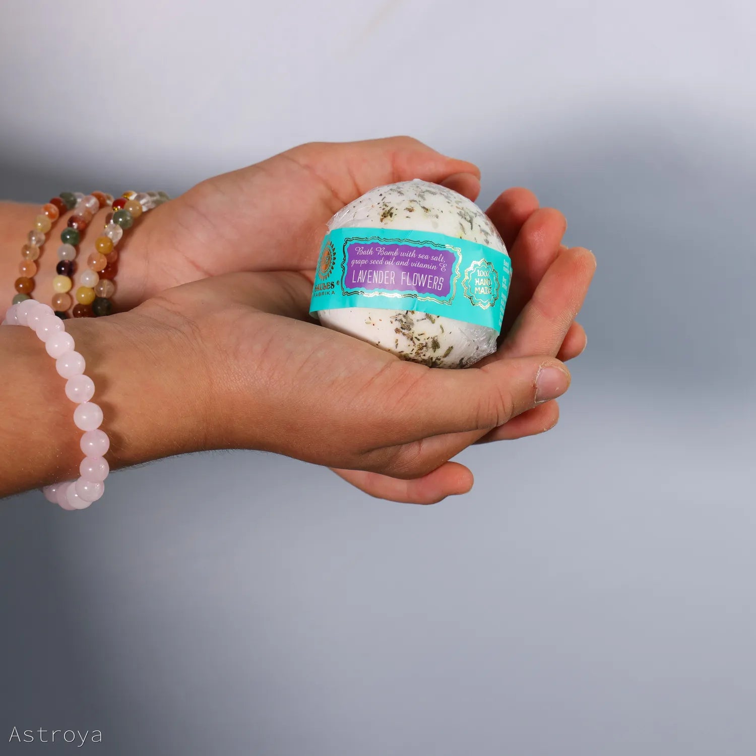 Bombe de bain Fleur de Lavande – Relaxation &amp; Apaisement- tenue mains