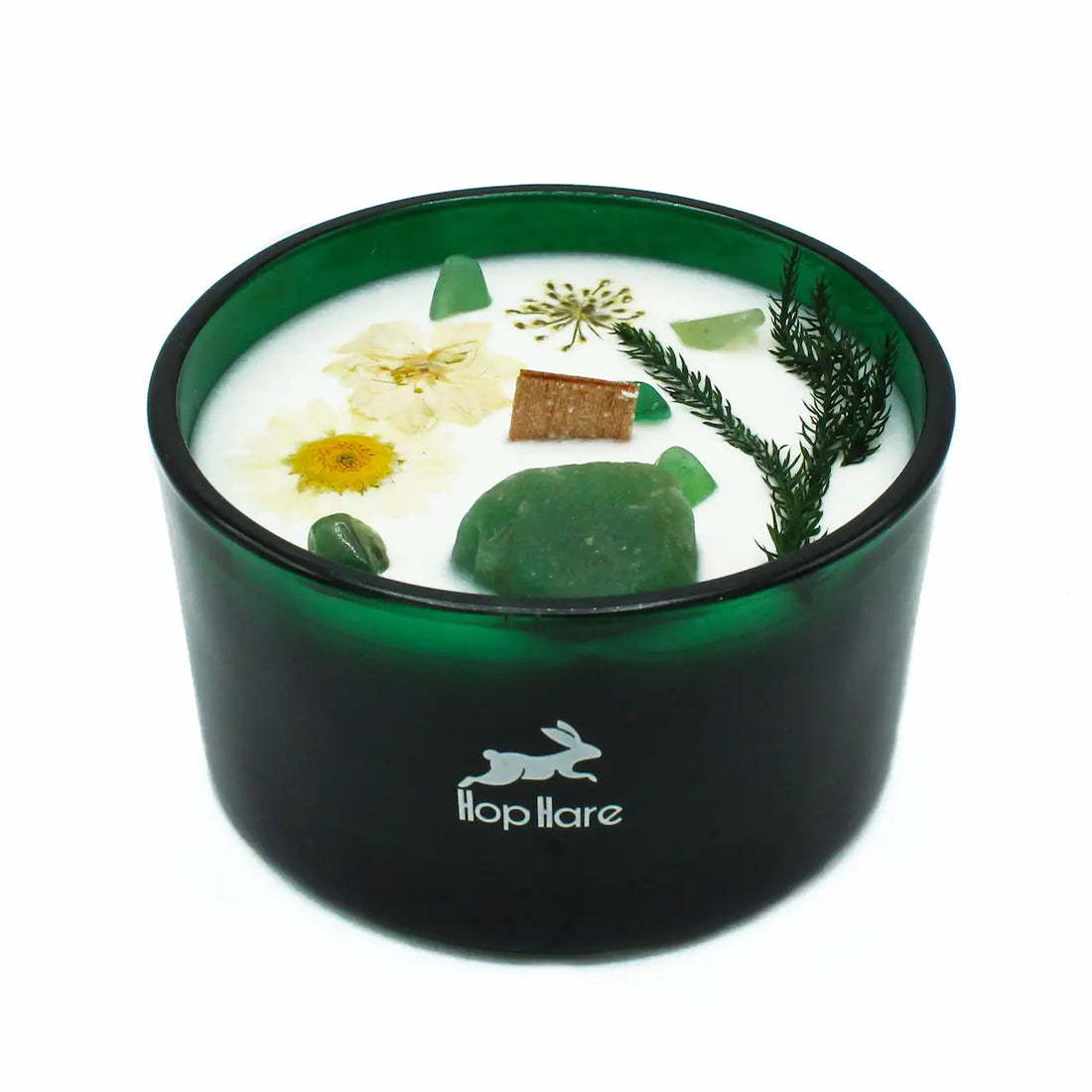 Gros plan bougie ésotérique Le Magicien parfum menthe et citron vert avec gemmes de jade pour clarté mentale